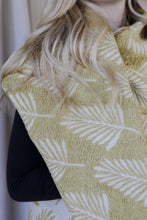 Load image into Gallery viewer, Palm leaf  Shawl