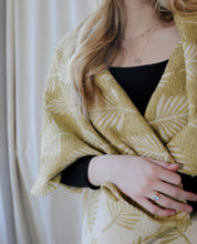 Load image into Gallery viewer, Palm leaf  Shawl
