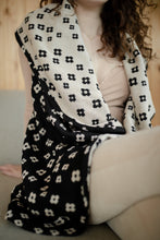 Load image into Gallery viewer, Two in one Flower Shawl
