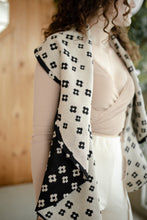 Load image into Gallery viewer, Two in one Flower Shawl
