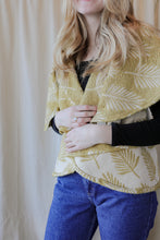 Load image into Gallery viewer, Palm leaf  Shawl
