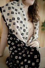 Load image into Gallery viewer, Two in one Flower Shawl
