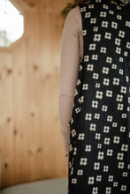 Load image into Gallery viewer, Two in one Flower Shawl
