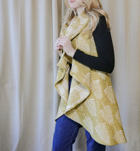 Load image into Gallery viewer, Palm leaf  Shawl

